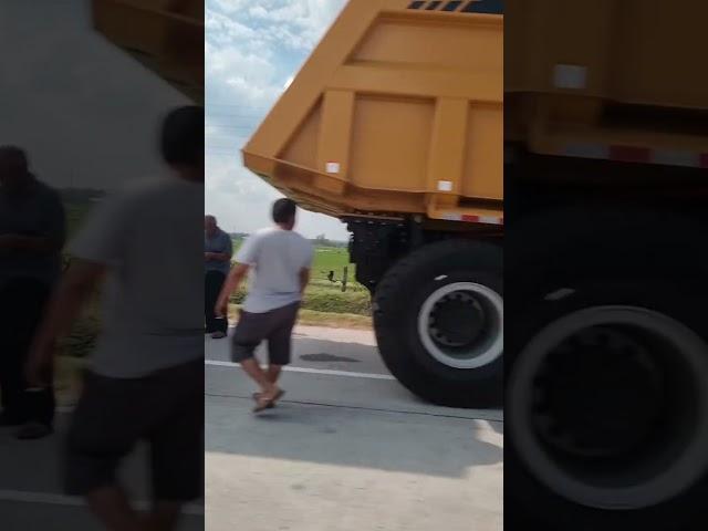 TRUK BESAR BARIS Di Jalan TOL