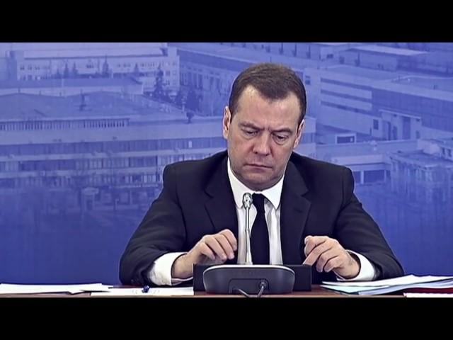 Медведев играет на заседании с планшетом