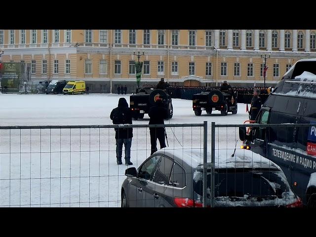 Принимает парад  - командующий войсками ЗВО генерал-полковник Александр Журавлев.