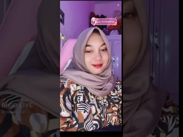 cewek hijab live TT GEDE pamer dada bahan CRT mu bolo. 