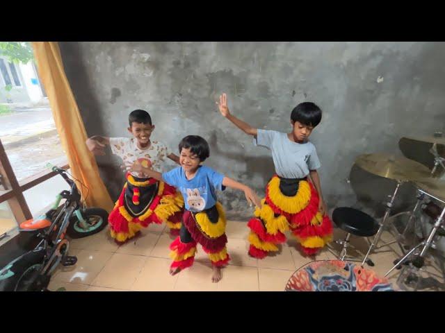 TRIO PEMBARONG BOCIL FAHRI AND RIDHO MENCOBA KEKUATAN BARONGAN DEVIL DAN BARONGSAI WARNA WARNI