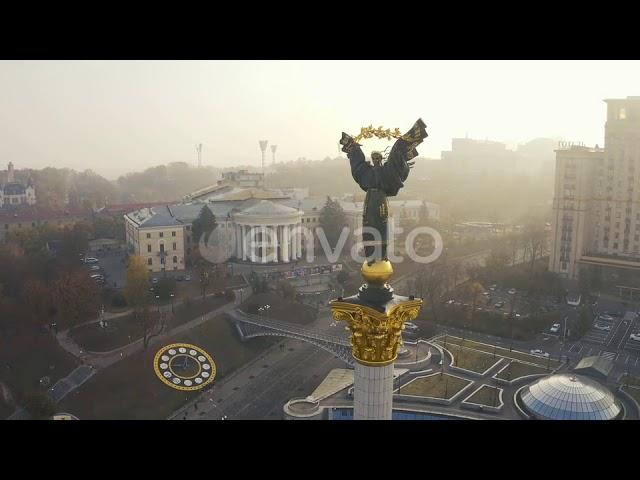 Maidan Nezalezhnosti Square at Foggy Weather. Independence Monument Berehynia in Kiev | Stock Fo...