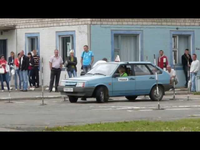 Блондинка сдаёт на права в ГАИ. Могилёв ( Автодром)