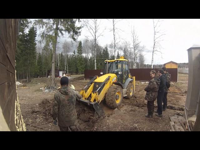 1  Снимаем плодородный слой земли экскаватором