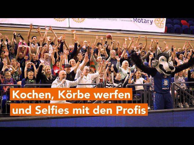 Den Seawolves ganz nah - Evershagener Schule besucht die StadtHalle zum Projekttag