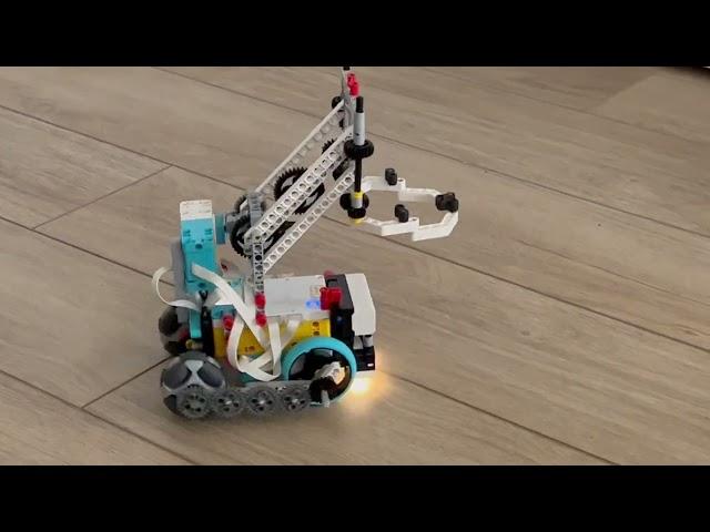 SPIKE Prime 4WD Clawbot