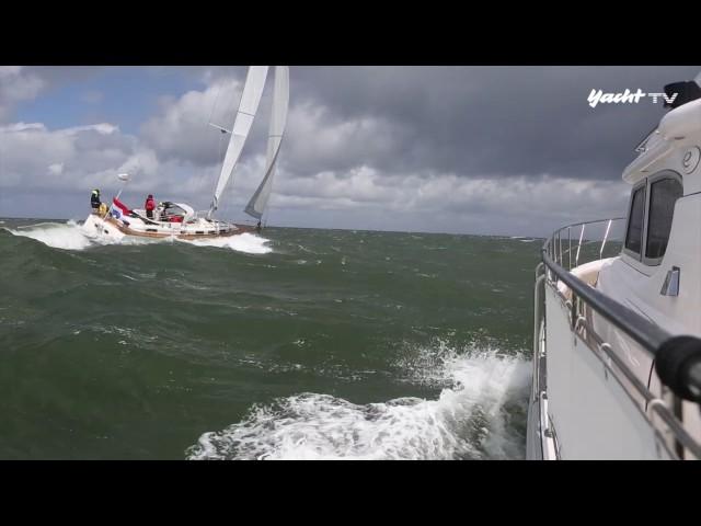 Raues Wetter: Motorboot gegen Segelyacht bei Sturm