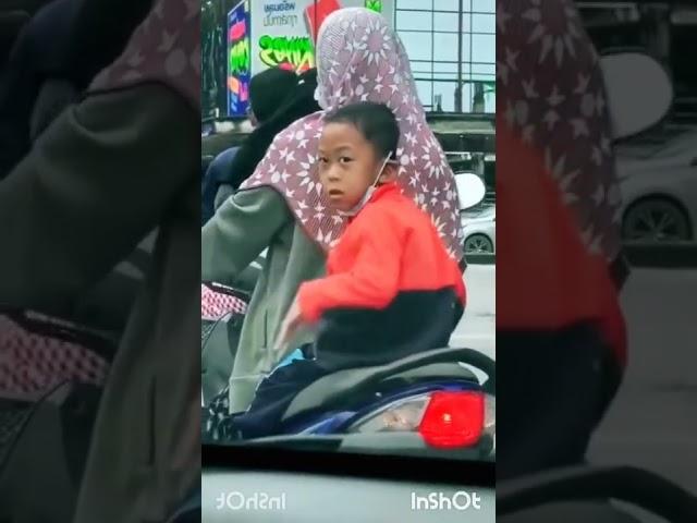 Anak kecil ngacungin jari tengah di lampu merah