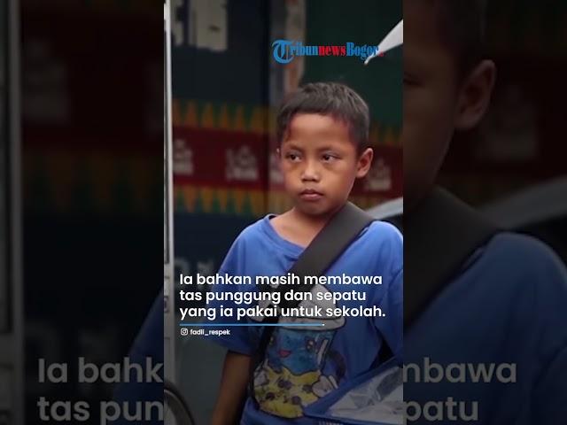 Momen Pilu Bocah SD Menangis & Peluk Makam sang Ayah, Bak Curhat Jualan Belum Laku