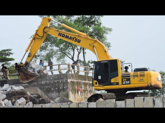 AMAZING WORK!!Komatsu PC210 Excavator Moving Large Rocks to Build a Dam