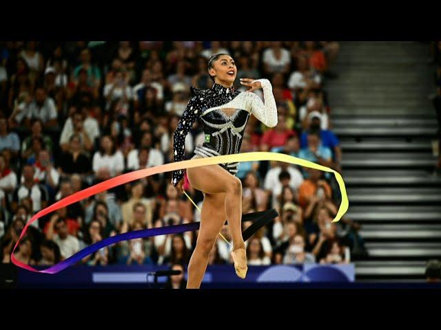 Bárbara Domingos está na final do individual geral da ginástica rítmica em Paris-2024 | AFP