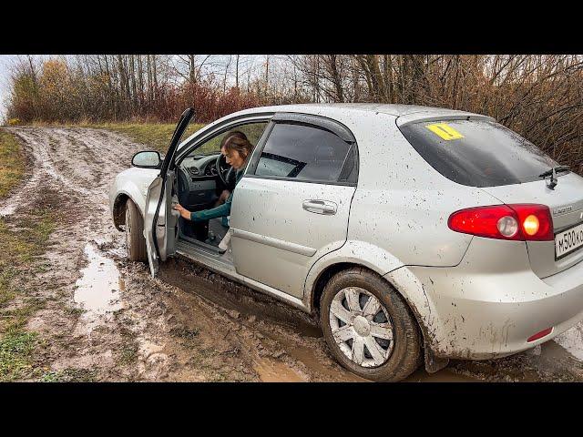 CAR STUCK || Novice driver stuck in mud (new model)