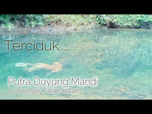 Putra Duyung Mandi Di Sungai Kalimantan