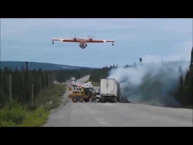 Löschflugzeug löscht Brand nach Verkehrsunfall