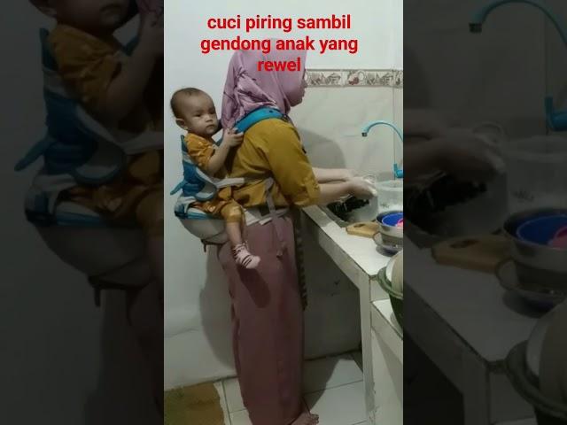 cuci piring sambil gendong anak #kegiatanirt #anak #shortvideo #shortsfeed #shorts