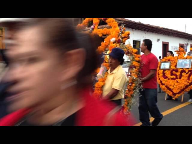 Procesión del Día de Muertos en Michoacan, México