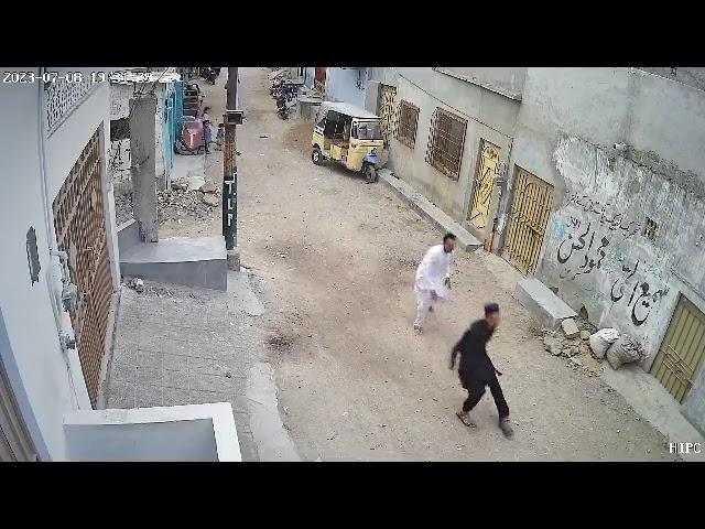 Robbery Snatching attempt fail in Frontier Colony Karachi #cctv #viral #robbery #snatching #Karachi