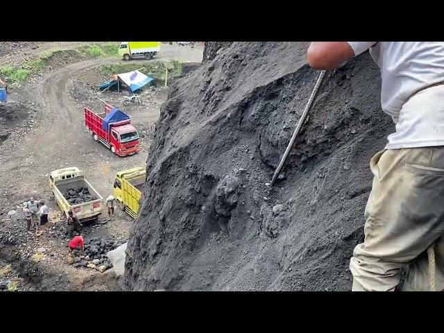 Amazing mining‼️Watch closely as they dig into the cliffs