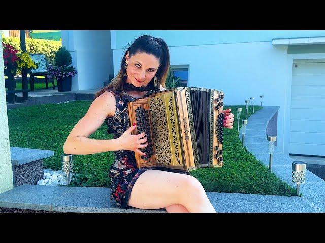 Claudia Hinker spielt die "Hey Mann Polka" auf ihrer Steirischen Harmonika