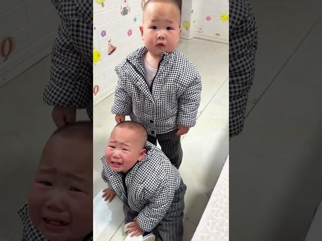 The Elder Brother Helped His Twin Brother Who Fell Down!#cutebaby #baby #funny#viral#funnybaby#baby