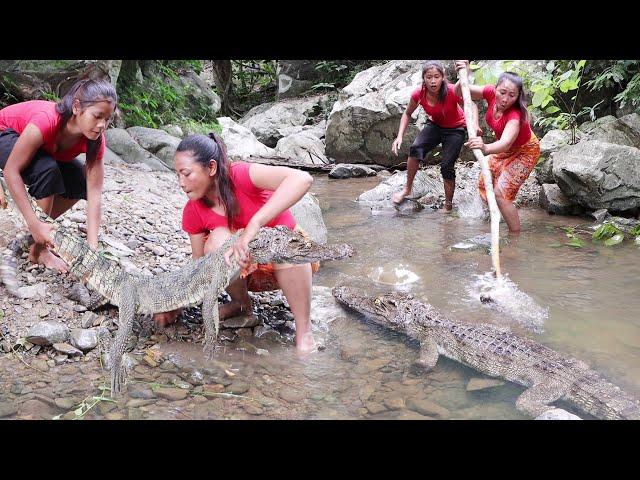 Catch Crocodile with My natural food girl - Grilled crocodile spicy delicious for Survival food