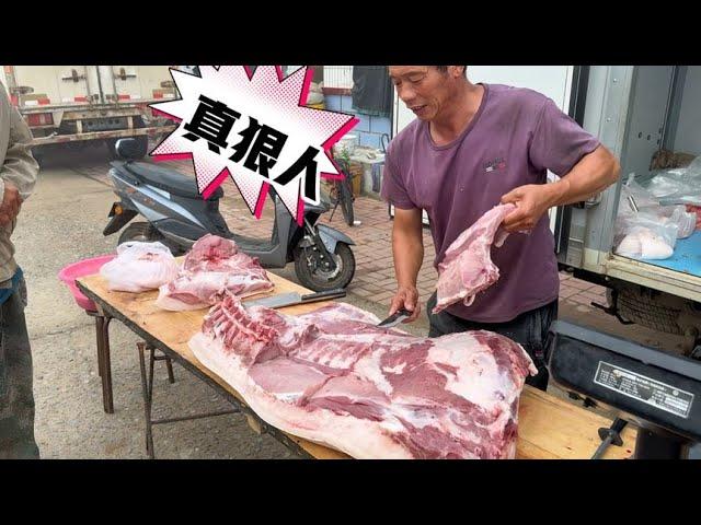 Lao Meng sold pork. He sold hundreds of pork in the morning. He couldn't buy spareribs at all. The