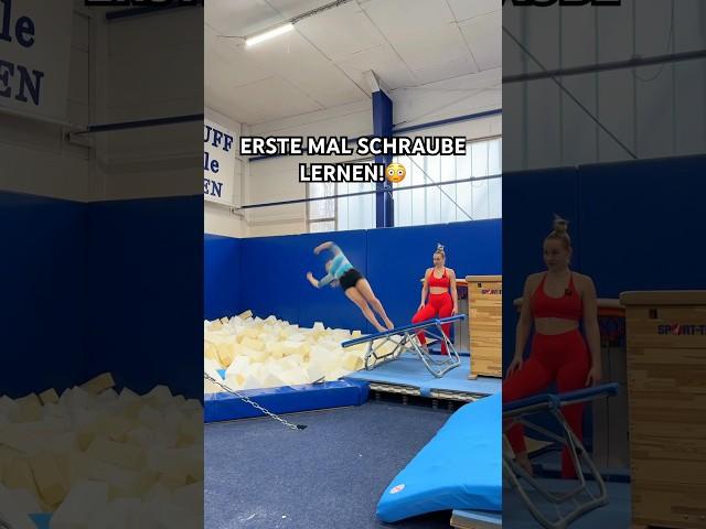 Wer von euch kann eine Schraube? @vaali_b #gymnast #turnen #challenge #training