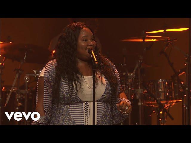 Tasha Cobbs Leonard - Put A Praise On It (Intro/Live At Passion City Church)