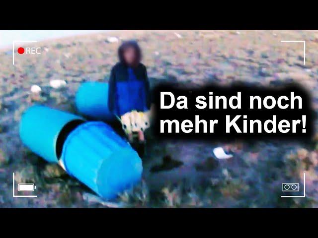 Polizisten entdecken vermisste Kinder, die auf dem Gelände des Triebtäters versteckt sind