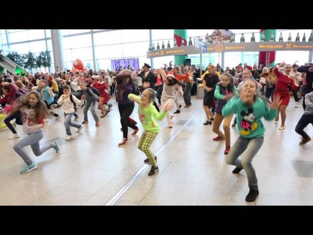 Новогодний флэшмоб в Аэропорту Домодедово | New Year flash mob at Domodedovo Airport