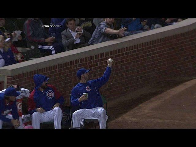 STL@CHC: Bullpen catcher snares a sharp foul ball