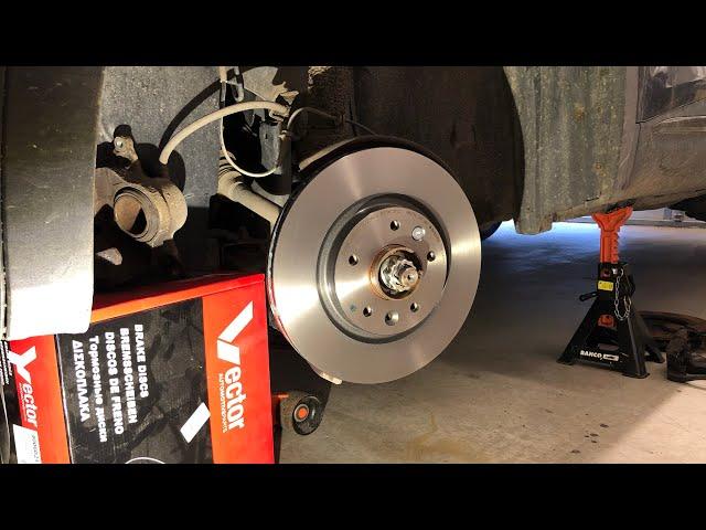 Renault Kadjar front brake disc and pad replacement