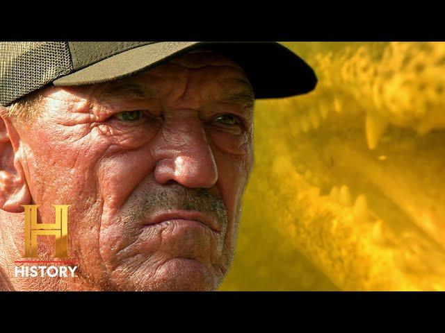 Swamp People: Hook-Breaking Monster Wreaks Havoc (Season 15)