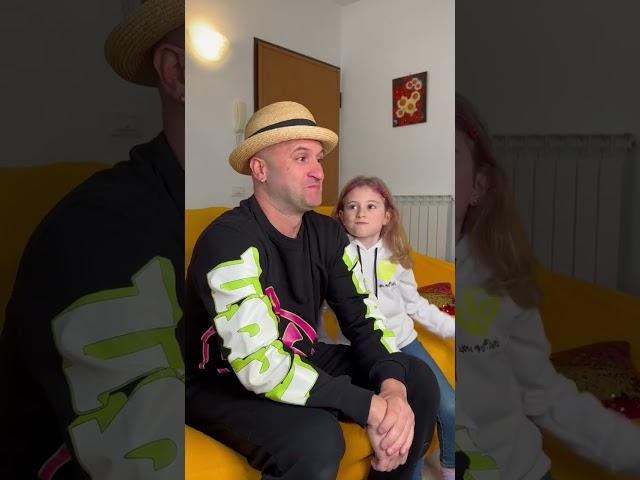 Salvo fa scherzo a Giorgia e si arrabbia tantissimo e da un calcio a Papà Salvo! #shorts