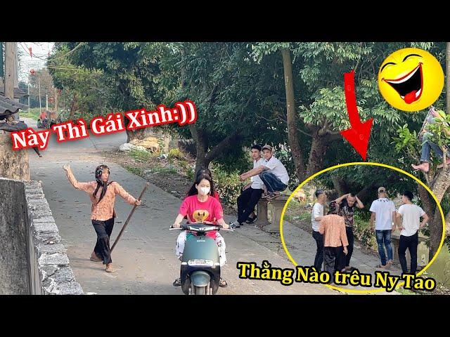 Troll Giả Bà Cụ Ném Bóng Nước Người Lạ Trúng Gái Xinh Tik Tok Bị G.i.a.n.g H.ồ Đến S.ử L.ý