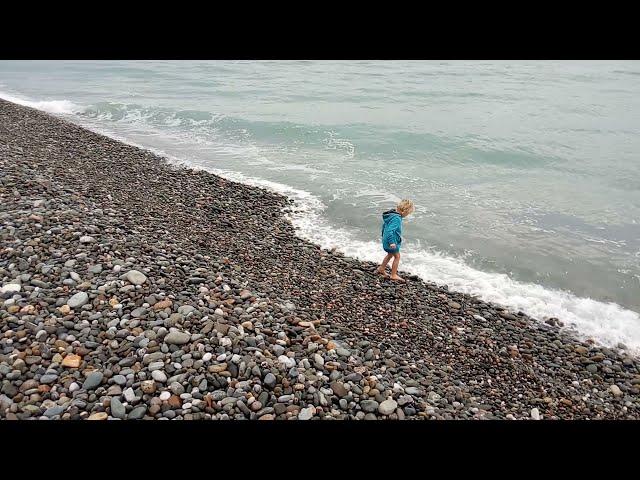 Сочи. 28 ноября, ребёнок в чёрном море купается. Рыбак поймал голубя.