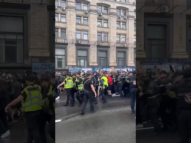 Ukrainian Nationalist at this moment of breaking though police cordon on Khreshchatyk #nba #love