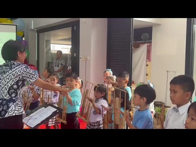 Iringan angklung lagu "Trima Kasih Seribu" kelompok B. 15 Juni 2024.