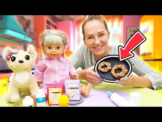 Nicole und Baby Born. Puppen Video für Kinder. Nicole bereitet Sesamkringel für Baby Born zu