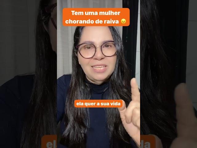 Tem uma mulher chorando  de raiva