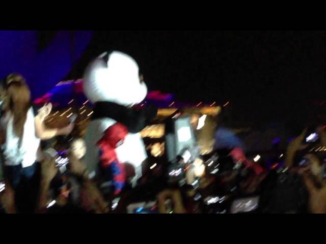 Spiderman 2 & WWF Panda in Singapore's Earth Hour 2014