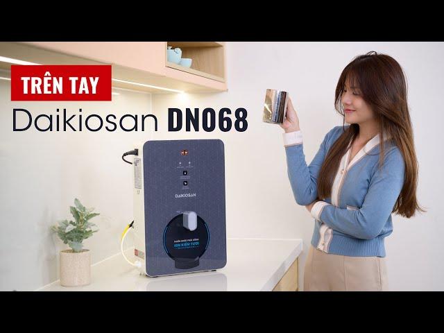 Trên tay máy biến đổi nước RO thành nước Hydrogen ion kiềm tươi Daikiosan DN068