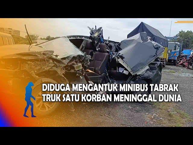 NGAWI Diduga Mengantuk Minibus Tabrak Truk Satu Korban Meninggal Dunia