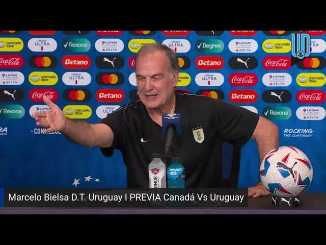  Marcelo Bielsa discute con periodistas en la conferencia de prensa  I PREVIA Canadá Vs Uruguay