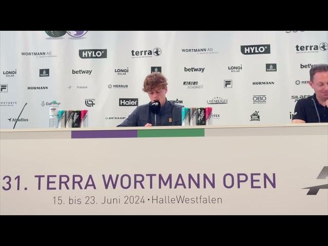 Jannik Sinner speaking German: Pressekonferenz auf Deutsch nach Sieg vs Tallon Griekspoor Halle 2024