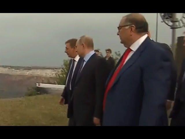Алишер Усманов и Путин осматривают новый завод олигарха