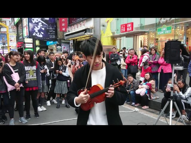 林子安 Violin Artist 搖滾版卡農 〖小提琴演奏〗古典曲目融合了現代流行的元素，卻毫無違和感。宛如行雲流水般演奏技巧，讓聆聽者如癡如醉，彷彿在音樂藝術饗宴，酣飲美酒佳釀。西門 uniqlo