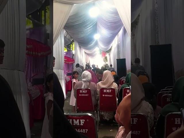 Suasana di Acara pernikahan Fadly adik dari Adik IparBaru aja mau nyanyi eh udh di stop sama Mayor