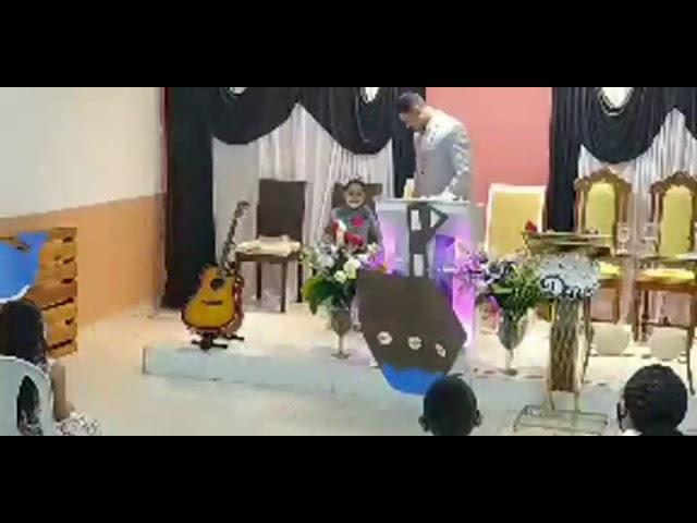 Bomba!!! Pastor é desmascarado pela própria filha no altar, com igreja cheia de fiés. 