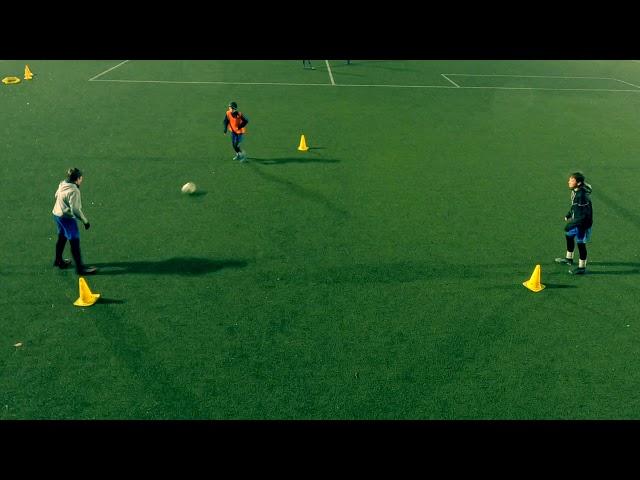 Wall passing soccer drill / Игра в стенку в футболе.